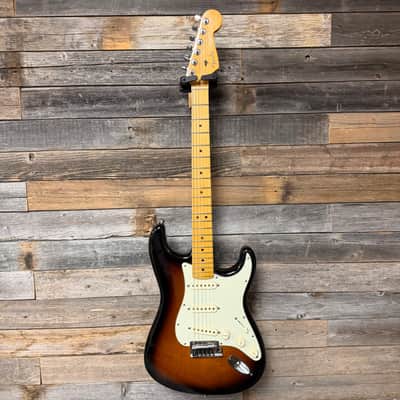 Fender American Deluxe Stratocaster with Maple Fretboard 2011 - 2015 - 3-Color Sunburst image 3