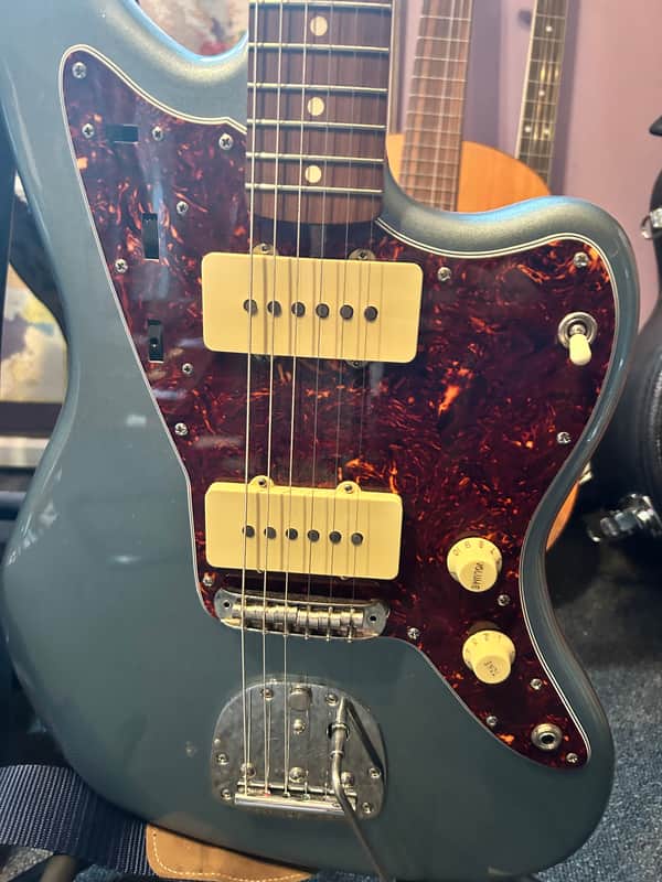 Fender Vintera '60s Jazzmaster with Pau Ferro Fretboard 2019 - 2023 - Ice Blue Metallic