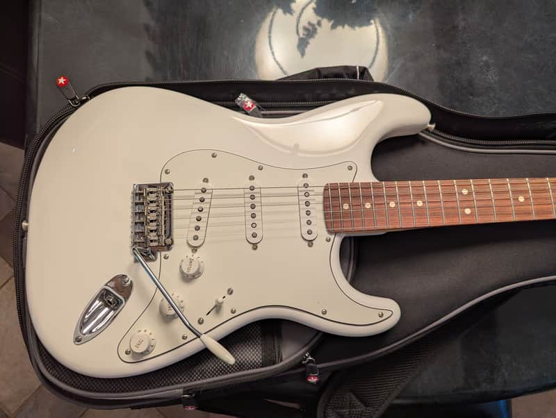 Fender Player Stratocaster with Pau Ferro Fretboard 2018 - 2024 - Polar White