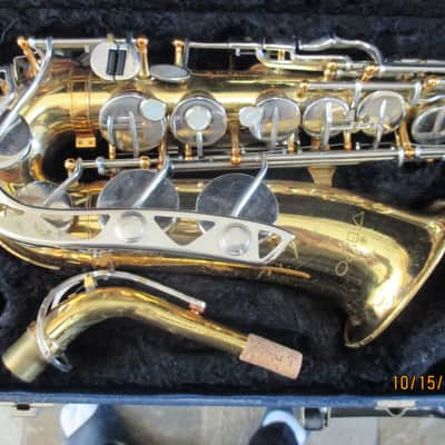Vito brand Alto saxophone with case and mouthpiece. Made in Japan image 2