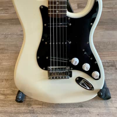 Squier Stratocaster w/ RoadRunner Hard Case & Xtras - Olympic White image 2