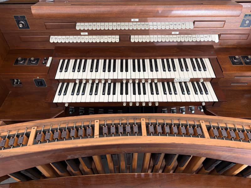 Allen Organ w/ External Speakers, 32-Note Pedalboard, & Bench! image 1