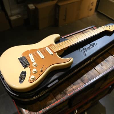 Fender American Deluxe Stratocaster V-Neck with Maple Fretboard 2004 - 2010 - Honey Blonde image 3