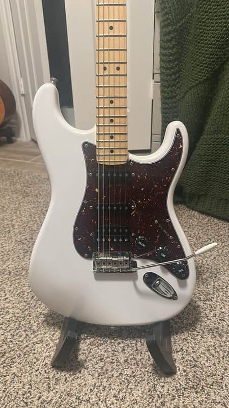 Fender Juanes Signature Stratocaster 2023 - Present - Luna White