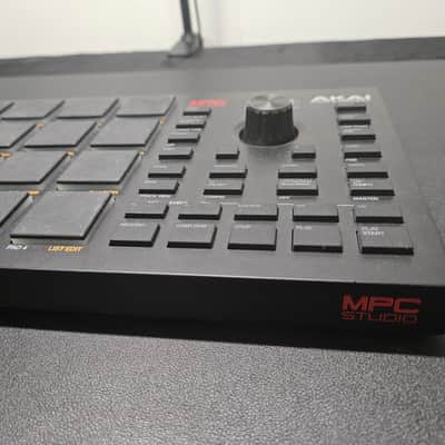 Akai MPC Studio Music Production Controller 2021 - Present - Black image 2