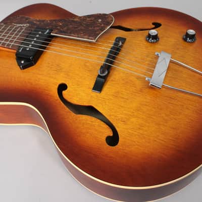 Godin 5th Avenue Kingpin Cognac Burst image 5
