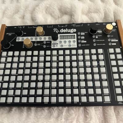 Synthstrom Deluge Groovebox/Synthesizer Excellent Condition w/ Box & Manual image 2