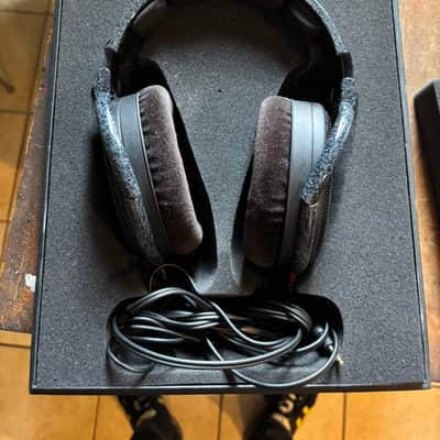 Sennheiser HD 600 Professional Headphones 2010s - Black image 3