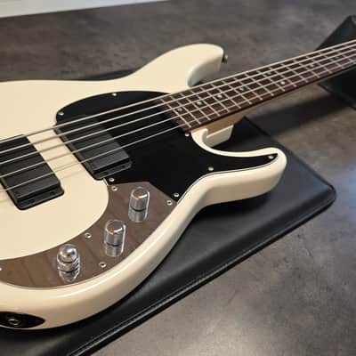 Peavey Forum 5 Bass USA CASE QUEEN Time Capsule - Pearl White 18V Active Humbuckers 34" scale American HH Jazz Rock Bass with Stingray Pickup config image 15