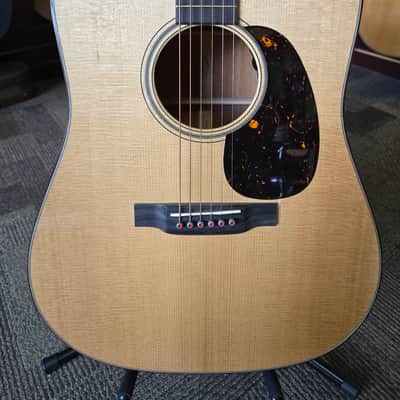 Martin D-18 Modern Deluxe Sitka Spruce / Genuine Mahogany Dreadnought - Natural image 2