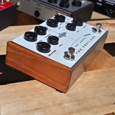 FKT Audio The Fretless | Chorus, Reverb & Midrange EQ for Bass image 3