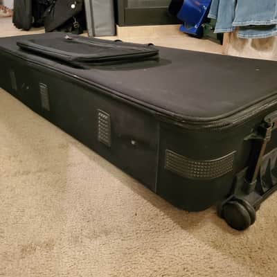 LARGE GATOR KEYBOARD/SYNTHESIZER TRAVEL CARRYING CASE W/WHEELS image 9