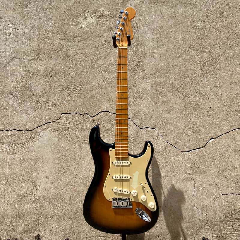 Fender American Deluxe Stratocaster V-Neck with Maple Fretboard 2004 - 2010 - 2-Color Sunburst image 1