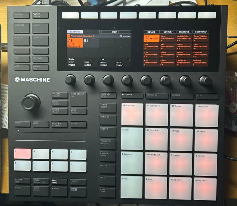Native Instruments Maschine MK3 with Komplete 14 Standard 2021 - Black image 1