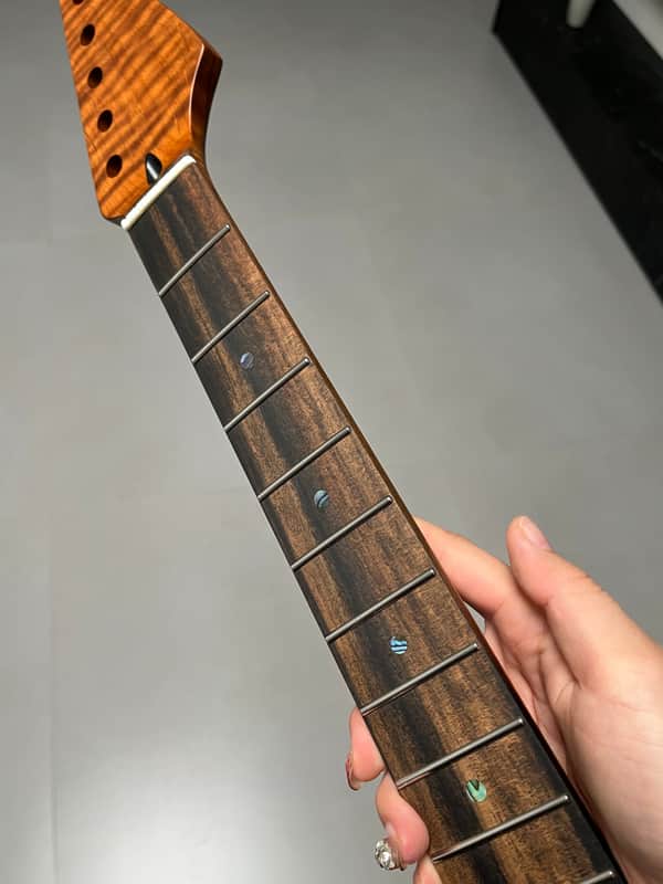 Striped Ebony Fretboard 22frets 5a Roasted flame Maple guitar neck Radius 12inch Round stainless steel 22 frets Roasted flame Maple guitar neck Striped Ebony fingerboard 25.5inch hole 10mm Radius: 12 inches image 1