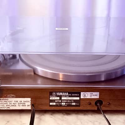 ✨✨ Yamaha YP-211 Vintage Belt-Drive Turntable – Woodgrain Plinth, S-Shaped Tonearm, Smoked Dust Cover, Tested – BVA image 16