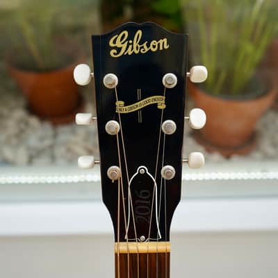 Gibson J-35 in Antique Natural (2015/16) image 4