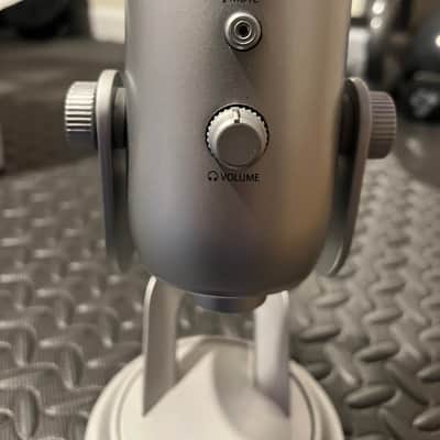 Blue Yeti Multipattern USB Microphone 2010s - Silver image 5