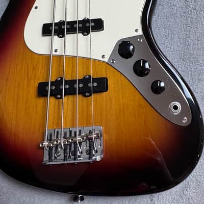 Fender American Series Jazz Bass USA – 3-Color Sunburst – Rosewood – Fender Hard Case image 3