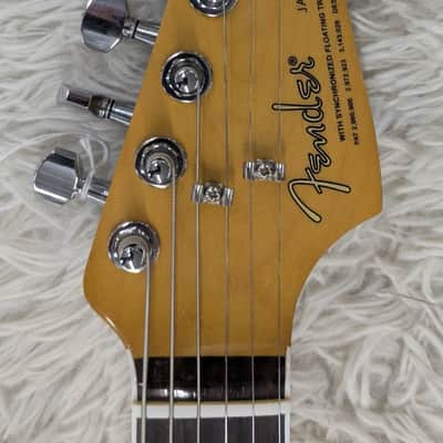 Fender Kurt Cobain Jaguar® Right-Handed, Rosewood Fingerboard, 3-Color Sunburst image 5