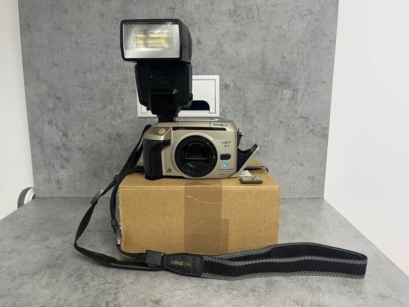Minolta Vectis S‑1 and Cullmann 40AF image 1