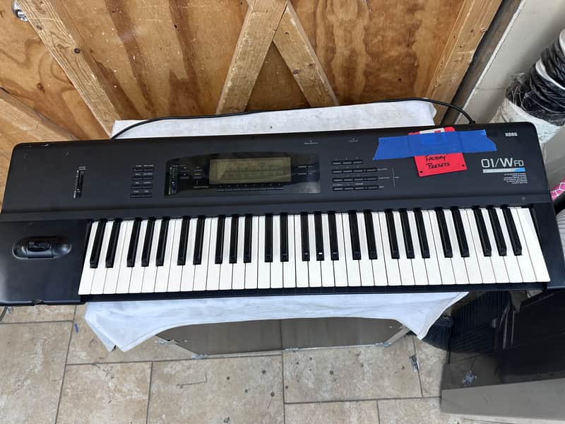 【送料無料】KORG シンセサイザー　01/W FD Korg 01/W FD 61-Key Keyboard Synthesizer with Power Cable Used