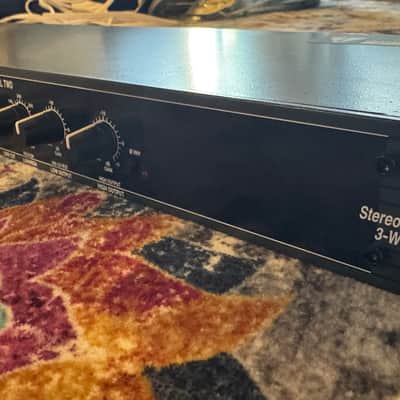 dbx 223 Stereo 2-Way / Mono 3-Way Crossover image 2