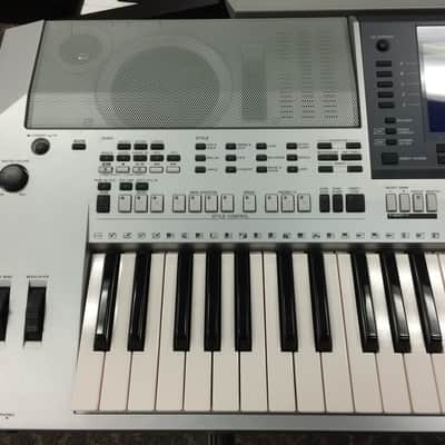 Yamaha PSR-s700 Professional Arranger Workstation image 5