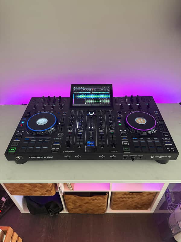 Denon Prime 4+ with accessories image 1
