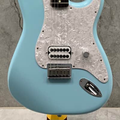 Fender Limited Edition Tom DeLonge Signature Stratocaster Daphne Blue image 3