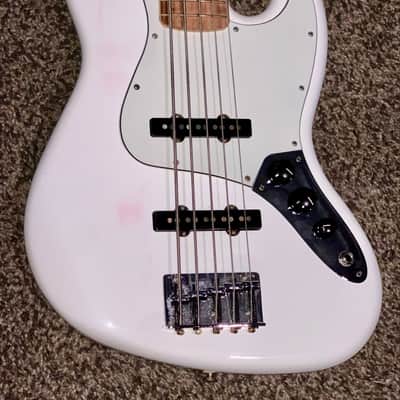 2022 fender Player Jazz Bass V with Pau Ferro Fretboard Polar White electric guitar image 4