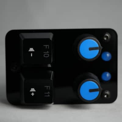 useMidi madMidiMiniClassic Acrylic 2025 with 2 Note Buttons 2 Potentiometers and LEDs image 8