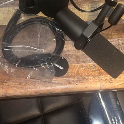 Shure SM7dB Cardioid Dynamic Microphone with Built-In Preamp 2023 - Present - Black image 1
