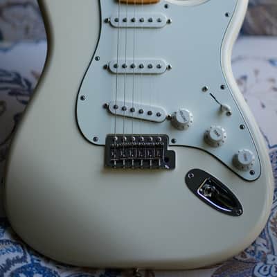 Fender Standard Stratocaster 2018 - Arctic White image 13