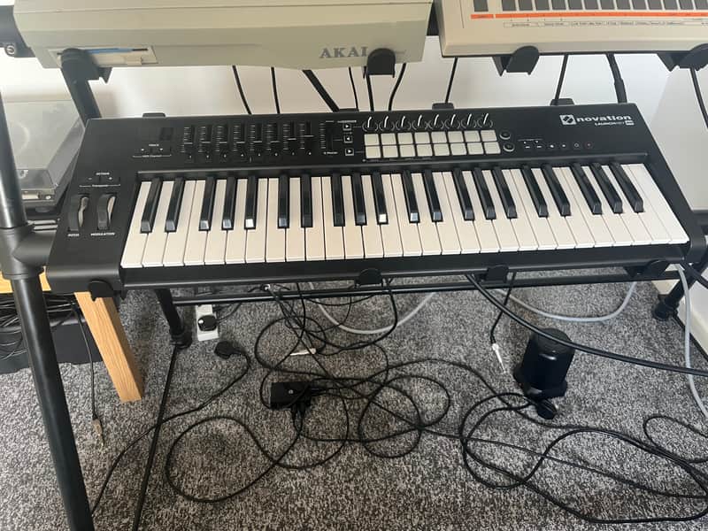Novation Launchkey 49 MKII MIDI Keyboard Controller 2015 - 2020 - Black image 1