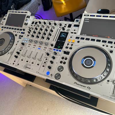 Pioneer Pioneer CDJ-3000-W(2x) + Pioneer DJM-900NXS2-W(1x) + Odyssey FZ Cases Bundle image 9