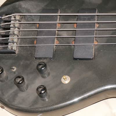 Peavey GV 5-string Bass Guitar Black * Graphite Neck * - For The Locals image 3