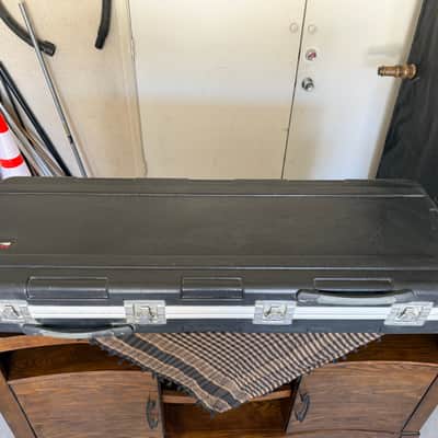 Gator Hardshell travel case with wheels 2000’s - Gloss image 1
