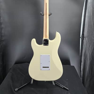 Squier Affinity Series™ Stratocaster®, Maple Fingerboard, White Pickguard, Olympic White Black image 4