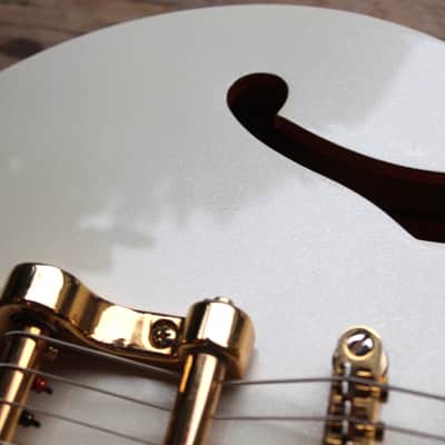 EPIPHONE "Limited Edition Wildkat Royale Bigsby Pearl White" 3, 69 KG image 4