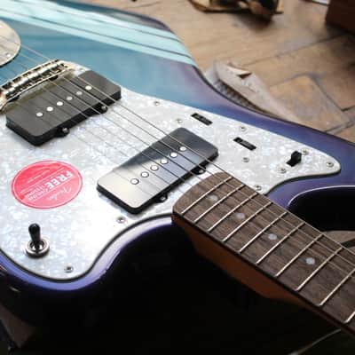 SQUIER "FSR Classic Vibe™ '60s Jazzmaster®, Laurel Fingerboard, White Pearloid Pickguard, Matching Headstock, Competition Burgundy", 3, 57 KG image 3