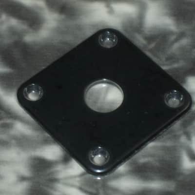 new in package Allparts AP-0633-023 Black Plastic Square Jackplate for Les Paul (this item is packaged by the manufacturer WITHOUT the screws - but I AM including screws), Allparts AP-0633-023 Black Plastic Square Jack Plate image 10