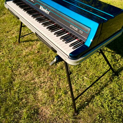 Immagine Rhodes Mark V Stage 73 – Custom Cosmic Blue | Fully Professionally Restored | Original Stand, Cover & Matching Pedal - 3