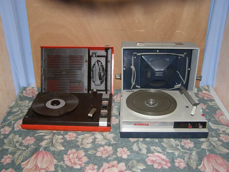 2 Electrophones à réparer ou pour pièces - Philips modèle Diamand et Pathé Marconi image 1