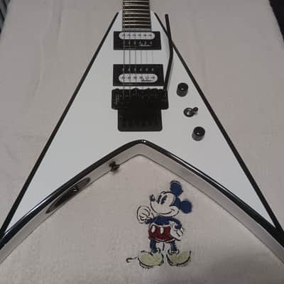 Jackson JS 32 King V Flying V-FR Electric Guitar - White/Black Bevel image 2