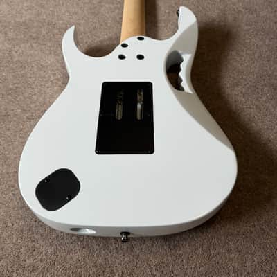 Ibanez JEMJR-BK Steve Vai Signature with Rosewood Fretboard 2022 - Present - Black image 6