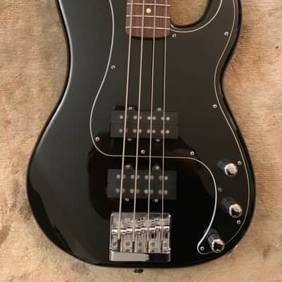 Fender Blacktop Precision P-Bass with Double Jazz Bass Pickups Gloss Black image 2