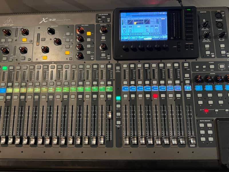 Behringer X32 40-Input 25-Bus Digital Mixing Console 2012 - Present - Black image 1