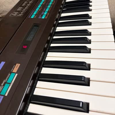 Yamaha DX7 Programmable Algorithm Synthesizer 1983 - 1987 - Blackhead image 2