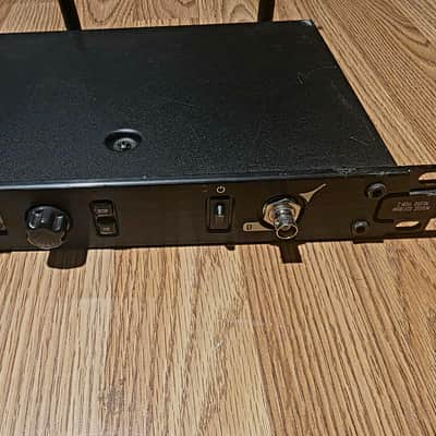 Line6 G90 unit + 3 TBP12 Bodypacks + Premium Gold-Plated Right-Angle & Straight Cables image 14